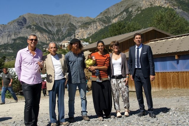 Visiteurs réunis devant la bergerie, sous la montagne