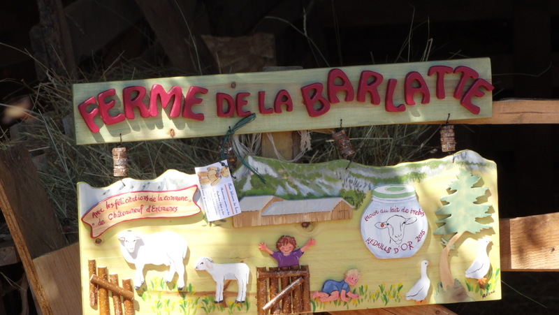 L'enseigne en bois peint de la Ferme de la Barlatte