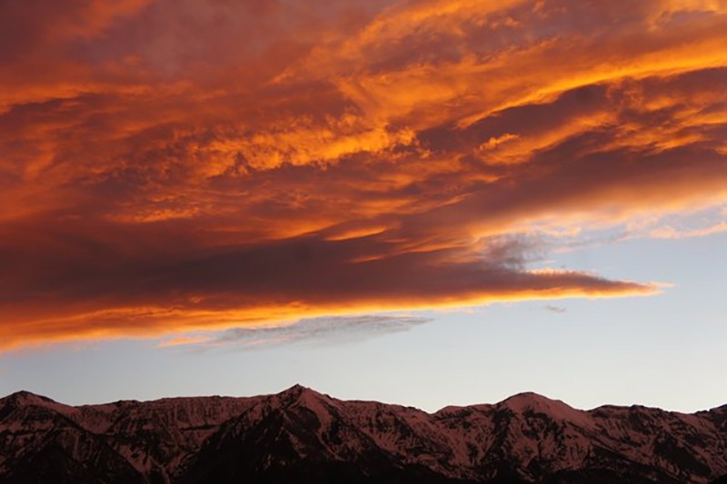 Ciel embrasé au crépuscule sur les cimes de la vallée