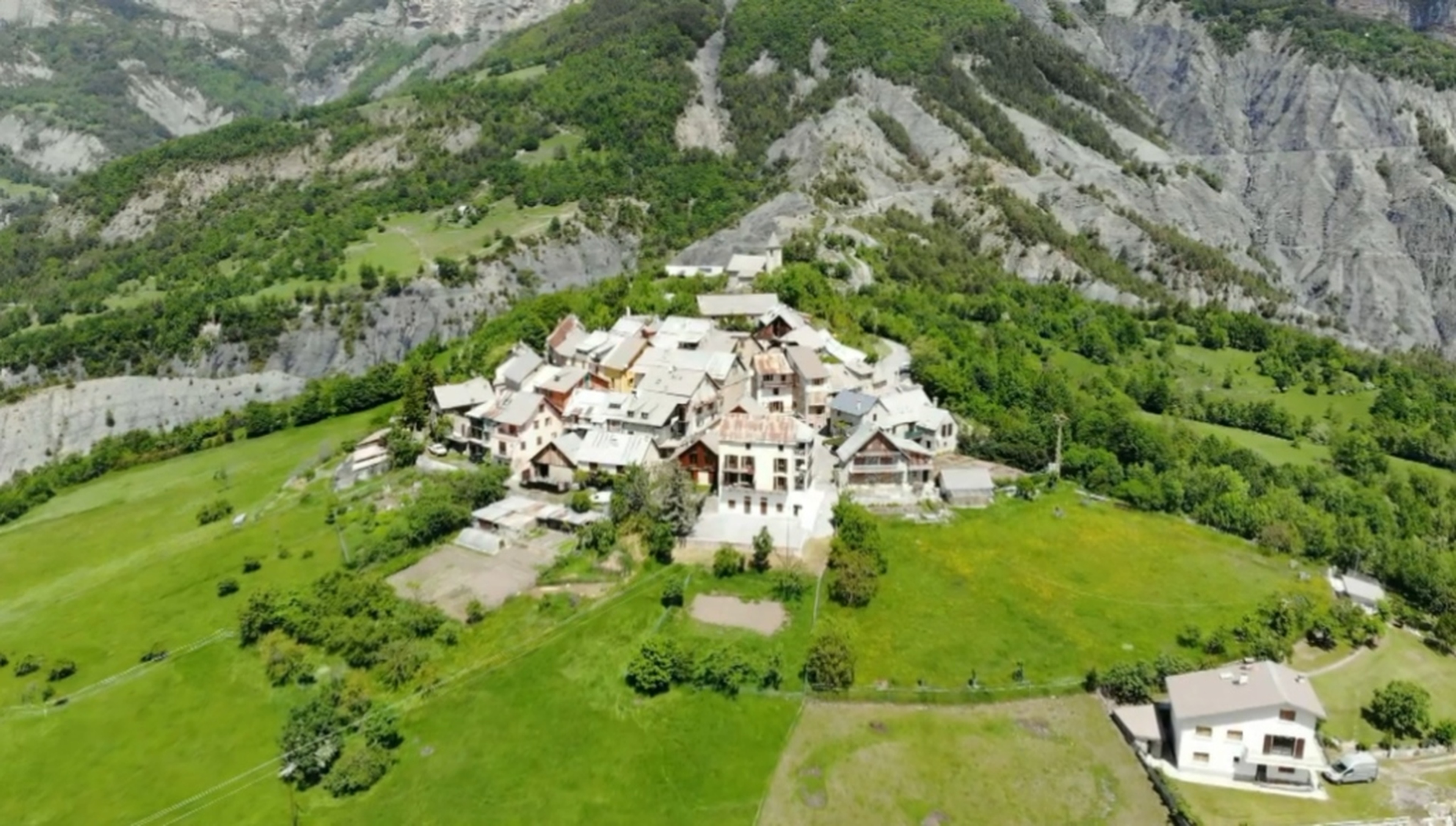 Vue aérienne du village de Châteauneuf d'Entraunes et de sa mairie