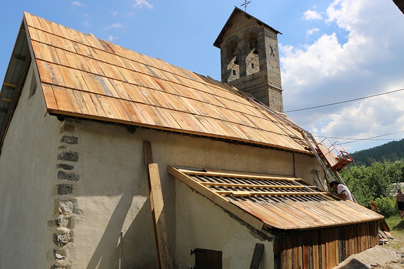 Toit en bardeaux de l'église des Tourres