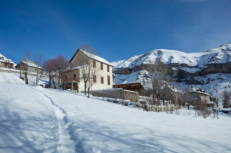 Les Tourres sous la neige, traces de raquettes au premier plan