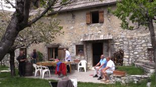 Moment convivial devant la bâtisse en pierre, au hameau des Tourres