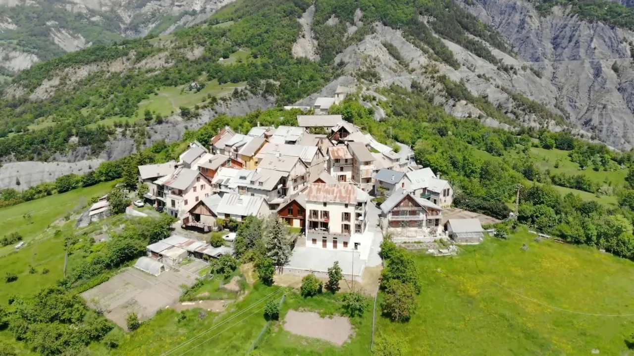 Vue aérienne de Châteauneuf d'Entraunes, village perché à 1 555 m
